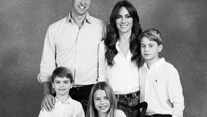 Gafă uriașă la Casa Regală Britanică. L-au lăsat pe micul prinț fără un deget chiar în poza de Crăciun