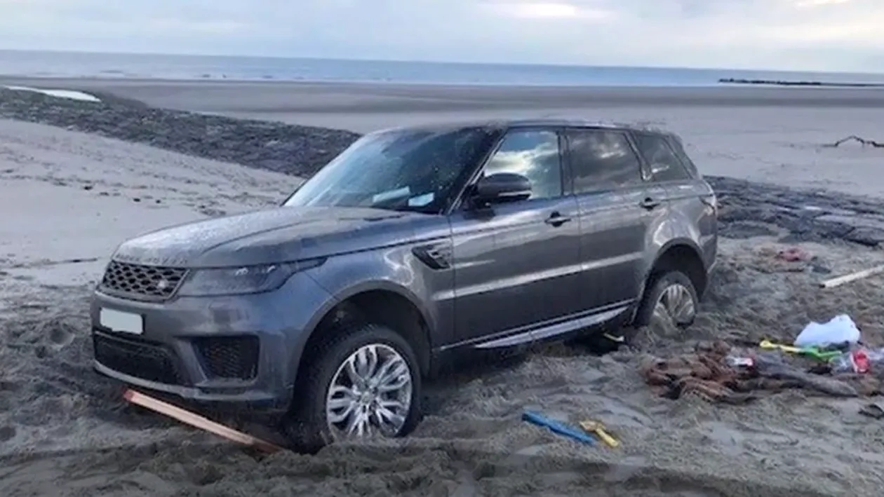 De-a râsu'-plânsu'! Un român a intrat cu bolidul de lux pe plajă și s-a afundat în nisip