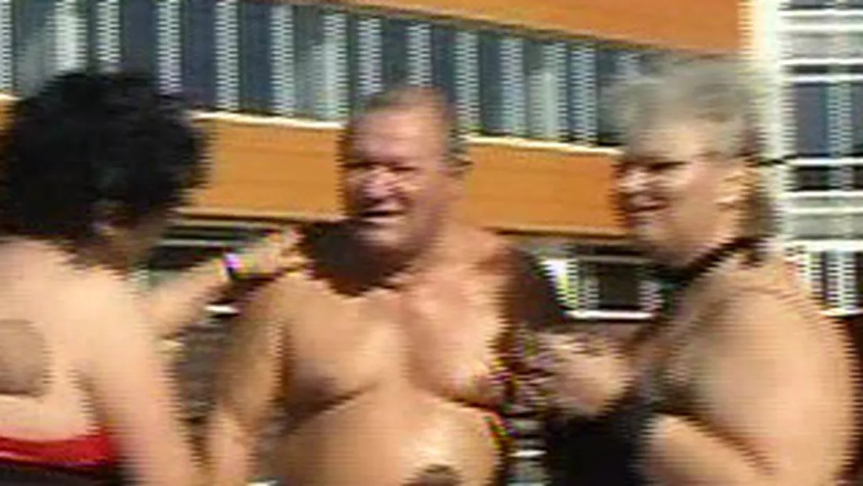 INCREDIBIL! Tantareanu, maltratat de femei grase, aproape goale. I-au rupt spatele si l-au sufocat cu sanii! Vezi ce reactie a avut milionarul!