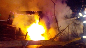 FOTO + VIDEO. Drama unui bărbat din județul Vaslui. La un pas sa arda de viu, în mașina incendiată!