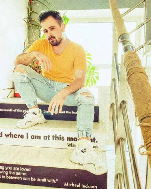 Mark Azekko, pe numele din buletin Marian Moldoveanu, a ajuns să facă parte din echipa DeMoga Music în 2013, în urma unui e-mail trimis către foarte multe persoane din industria muzicală din România și de peste hotare © Instagram
