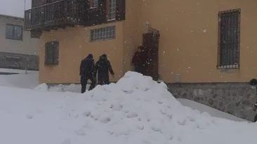 Fără curent și fără căldură la cabană în vârf de munte. 36 de oameni au fost salvați de jandarmii și polițiștii din Horezu