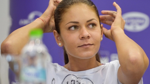 “Perversul de la grădiniţă” s-a logodit cu atrăgătoarea jucătoare Andreea Mitu! După ce a atacat tot ce putea, iată că tenismena îl domesticeşte!