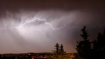 Avertizare METEO! Capitala și 28 de județe, sub alertă Cod galben. Cod portocaliu de ploi pe litoral