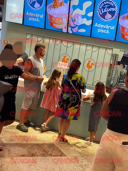 Tavi Clonda la coadă la food court
