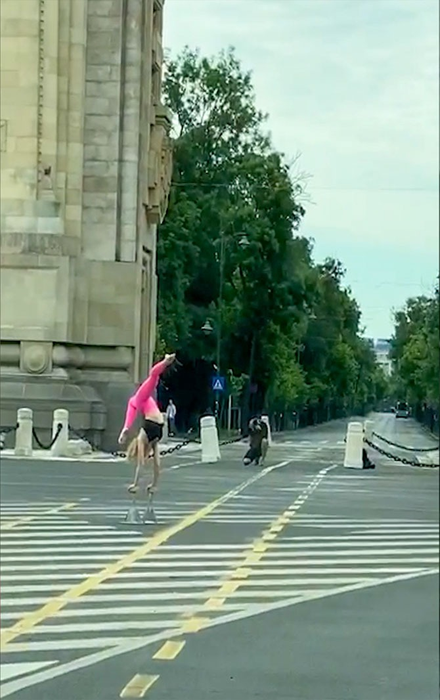 Ce făcea această tânără la ora 8 dimineaţa, în faţa Arcului de Triumf. Trecătorii au crezut că nu văd bine| FOTO şi VIDEO