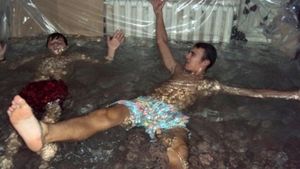 N-o să-ţi vină să crezi cum s-au răcorit mai mulţi adolescenţi ruşi într-un apartament de bloc!