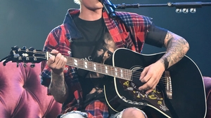 JUSTIN BIEBER, fotografiat de sute de fani… desculţ şi cocoţat într-un copac. Motivul încredibil pentru care a stat acolo, o zi întreagă!