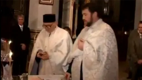 VIDEO Stinge lumina în lăcaşul de cult! N-o să-ţi vină să crezi cum a sunat telefonul unui preot în mijlocul unei nunţi