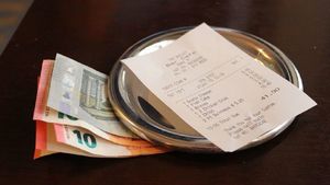 Nu i-a venit să creadă ochilor! Ce bacșiș consistent a primit o chelneriță, după ce a servit o femeie la barul deținut de familia sa
