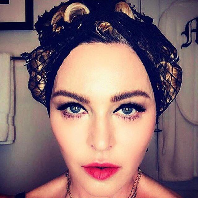 Madonna iese la plimbare, deghizată din cap până-n picioare