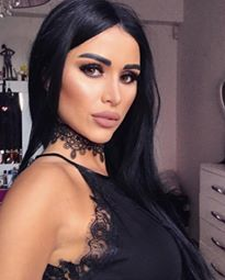 DANIELA CRUDU le-a arătat tuturor că şi-a albit dinţii, dar toţi ochii au fost aţintiţi spre gâtul brunetei. Ce s-a văzut