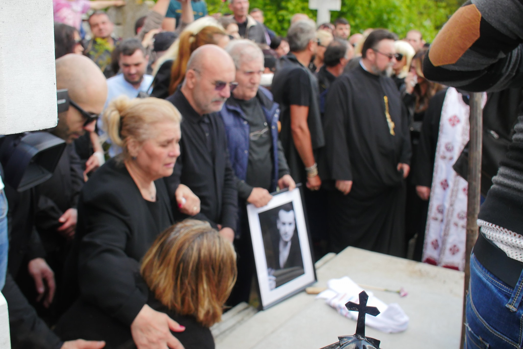 Mama lui Răzvan Ciobanu, îngenuncheată de durere la mormântul designerului. Elena s-a prăbușit după ce sicriul a fost băgat în groapă