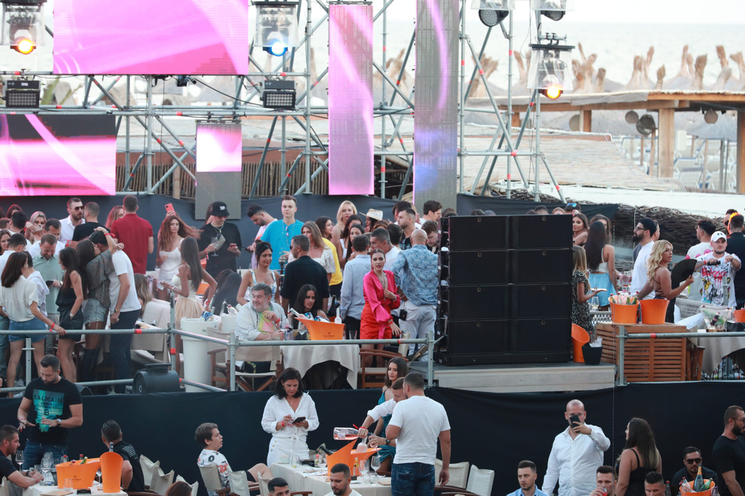 Cosmin, cunoscut drept ”Caz Stan”, a făcut show la Nuba Mamaia, alături de o brunetă, o șatenă și o blondă