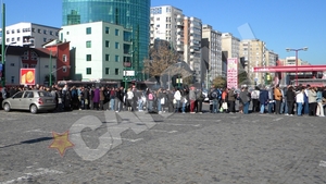Uite cum stau sute de brasoveni la coada pentru un loc de munca!
