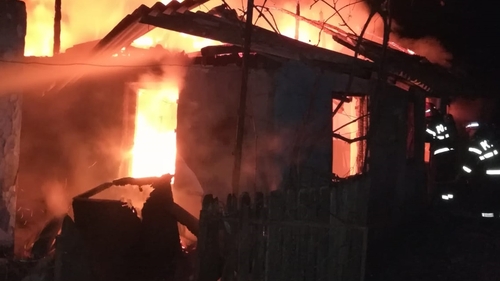 O femeie de 86 de ani, din Argeș, a murit în locuința cuprinsă de un incendiu