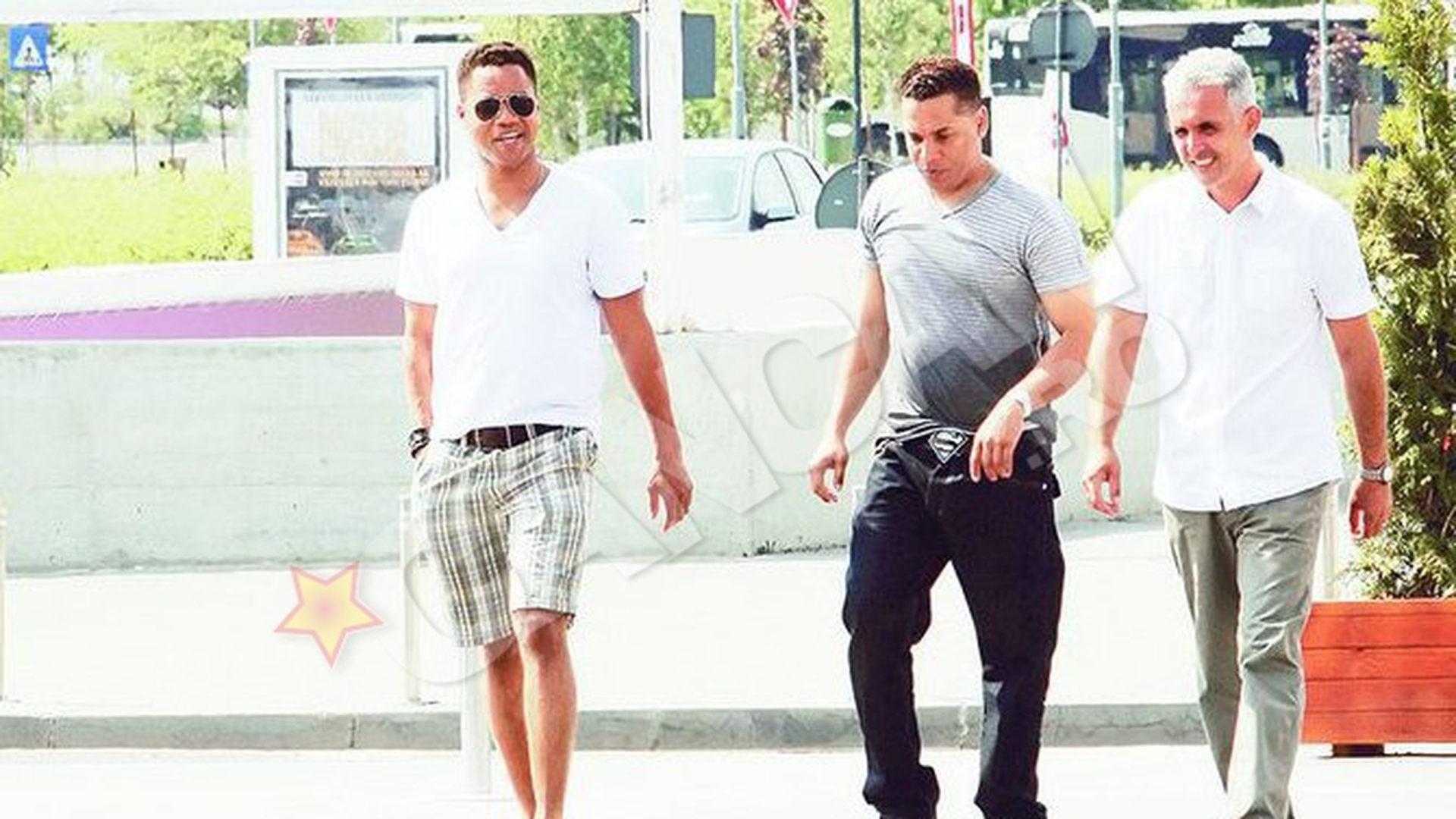Cuba Gooding Jr. se simte in Romania ca pestele in apa! A iesit la mall in slapi si cu mainile in buzunare