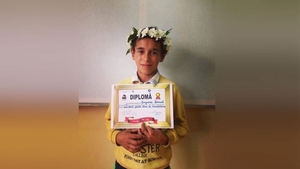 Samuel cerșea prin parcări, iar acum e premiant. Povestea elevului care a înlăcrimat România