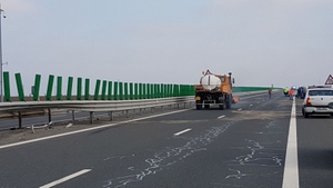 Trafic îngreunat pe Autostrada Soarelui, zona Lehliu-Gară, unde s-a răsturnat un camion cu fructe