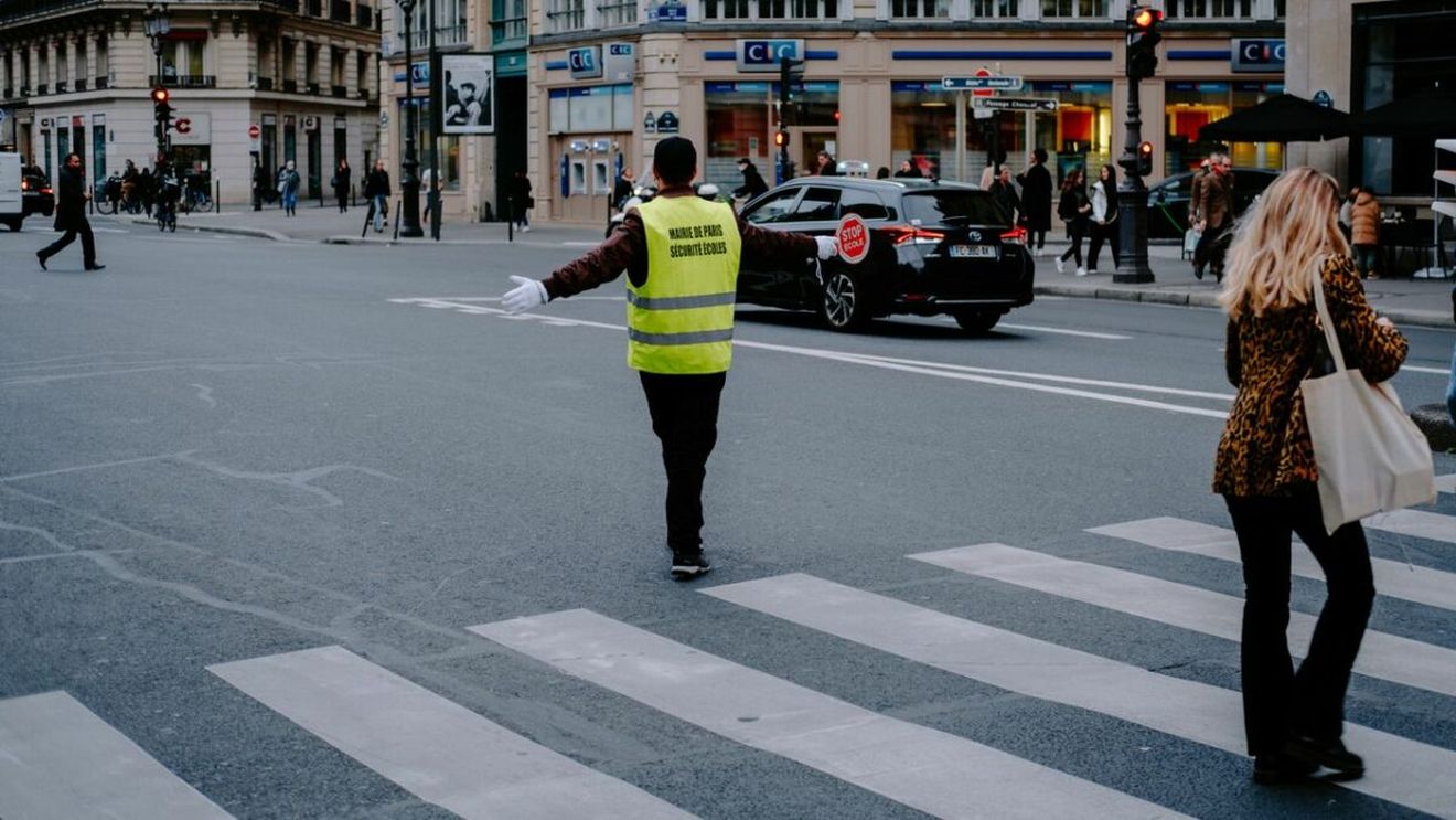 Situația hilară care putea să ducă la tragedie. Ce i s-a întâmplat unui polițist care dirija traficul