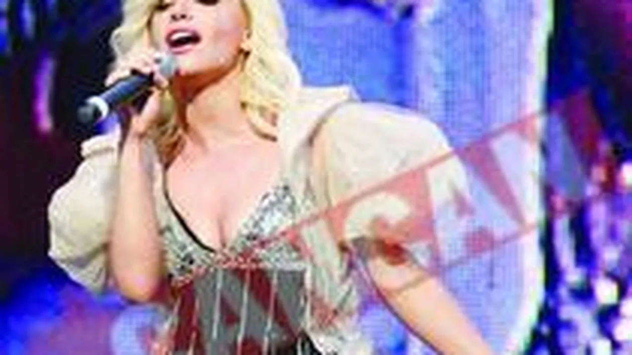 Lori a cazut pe scena lui George Michael