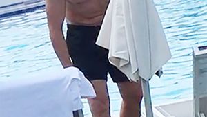 VIDEO EXCLUSIV. Şi-a dezvelit abdomenul la piscină. Donjuanul fotbalului românesc a cam ”prins” burtică!