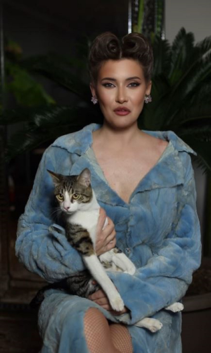Cum arată casa de lux a Iuliei Albu? Şi-a făcut grădină exotică din banani şi măslini şi creşte melci africani. FOTO