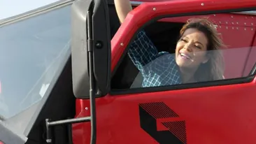 Gina Pistol s-a aplecat, iar pantalonii i-au lăsat...posteriorul la vedere! Un prezentator nu şi-a putut lua ochii de la ea