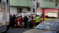 Accident grav in Capitală! Un tramvai a deraiat şi a prins o maşină dedesubt! Şoferul este în COMĂ!