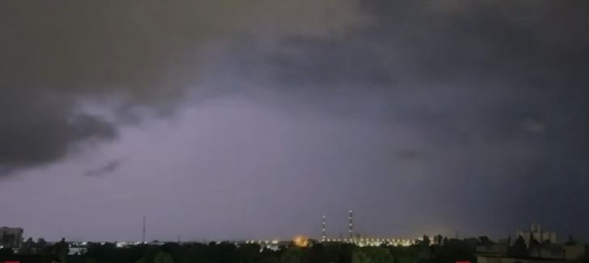 Ce a apărut pe cer, în Arad, în noaptea de 22 mai 2024. Localnicii au rămas mască și au imortalizat fenomenul straniu
