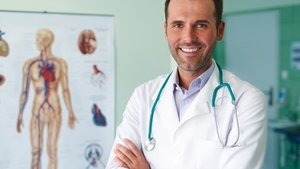 Cât câștigă un medic la o clinică privată în 2026. Suma pe care o primește lunar