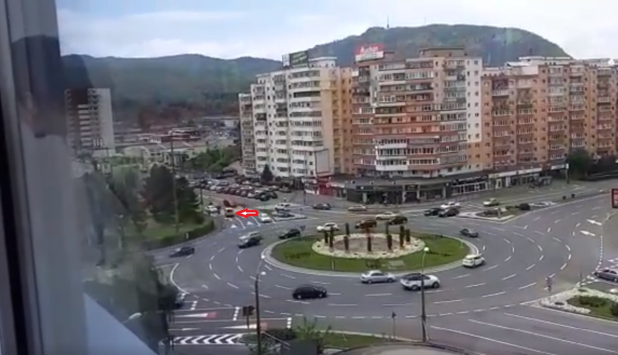 Filmare fabuloasă cu un “englez”, pe contrasens într-un sens giratoriu din Brașov. Ce s-a întâmplat după ce a ieșit din intersecție