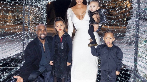Prima imagine cu cel de-al patrulea copil a lui Kim Kardashian și Kanye West. Au dezvăluit cum o să-l cheme: ”Este un nume oribil“