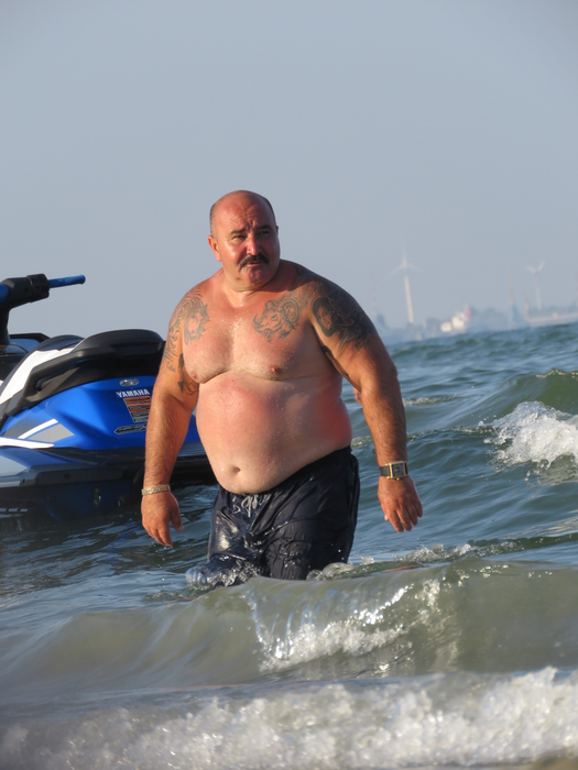 Nici cei mai buni hoţi din lume n-ar avea curaj să-l atace pe Nuţu Cămătaru. ”Spaima Capitalei” a intrat în mare cu 75.000 de euro!