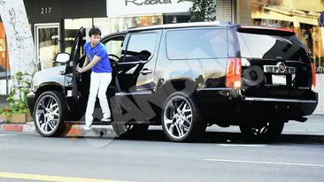 Locuieste intr-un apartament de 5.000.0000 $ si se plimba cu masini de 800.000! Moni se lafaie in averea chinezului din L.A.