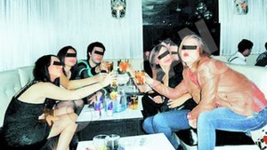 Proful "violator" de la Monnet isi agata elevele pe Messenger? Citeste aici ce le scria fetelor pe internet!