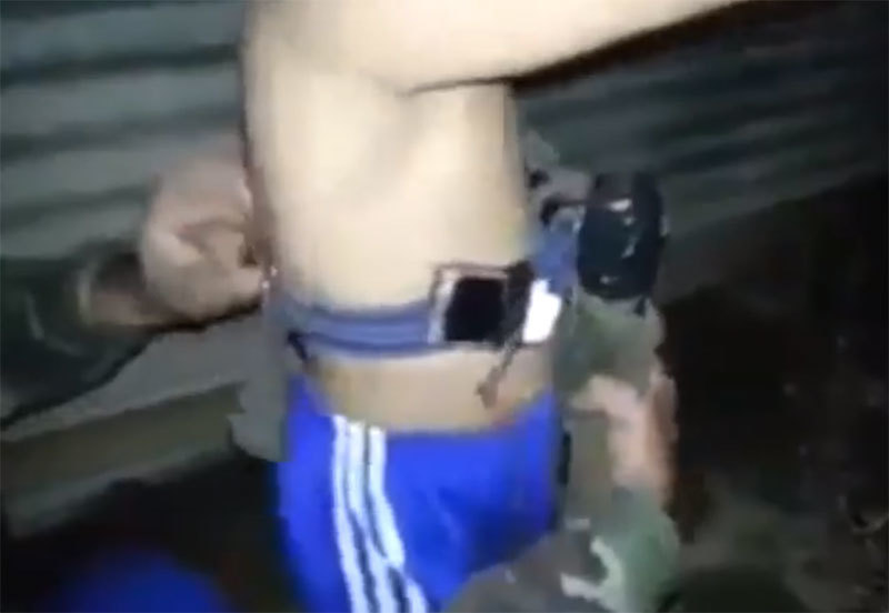 Video incredibil. Un copil de 7 ani purta asupra lui o bombă, iar un soldat din Irak a…