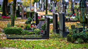 O femeie bogată a furat florile și jucăriile dintr-un cimitir, timp de 7 luni. După o înscenare ca în filme, polițiștii au aflat de ce o făcea