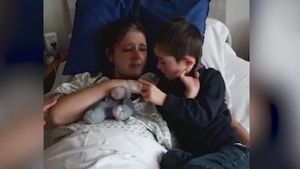 VIDEO / Imagini care îţi sfâşie inima! Un băiat de cinci ani, diagnosticat cu sindromul Down, îi cântă mamei sale care e pe moarte