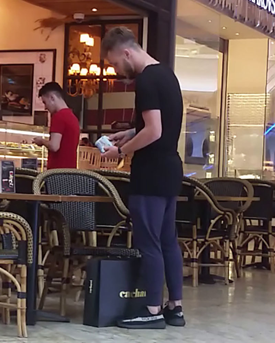 Alexandru Maxim pregăteşte banii pentru iubita sa