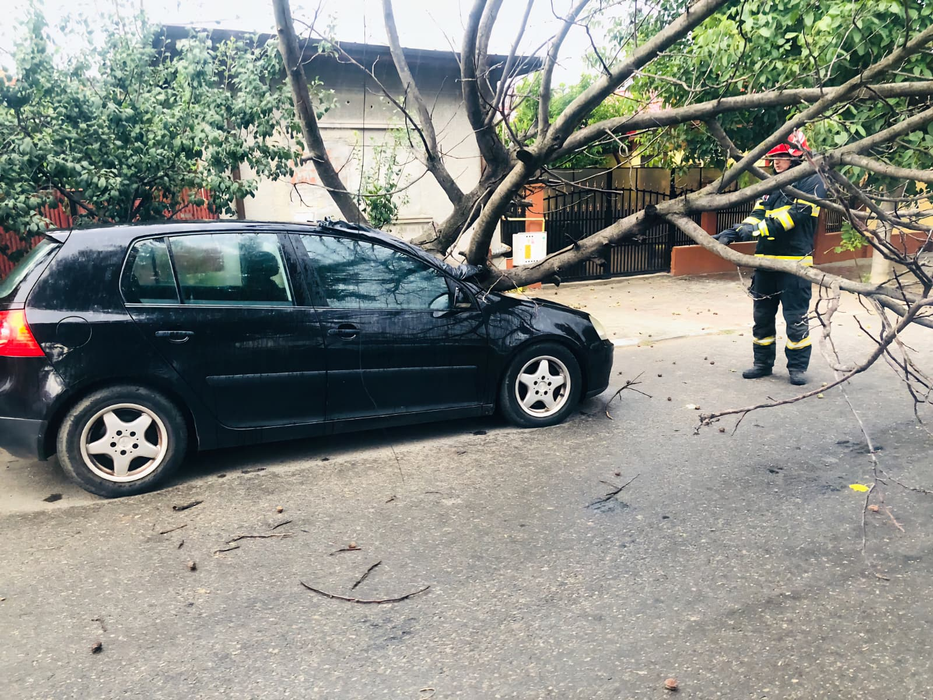 Furtuna a făcut ravagii în 15 județe! Un tânăr de numai 18 ani a murit după ce acoperișul desprins al unei case s-a prăbușit peste el