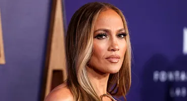Panică pentru Jennifer Lopez, la București. Momentul când a rămas blocată în ușile rotative ale unui hotel. VIDEO