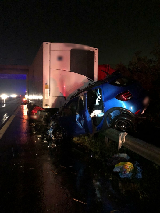 O mamă și copilul ei de 3 ani, în stare gravă după un accident violent pe A1! Mașina în care erau a fost strivită de un tir scăpat de sub control