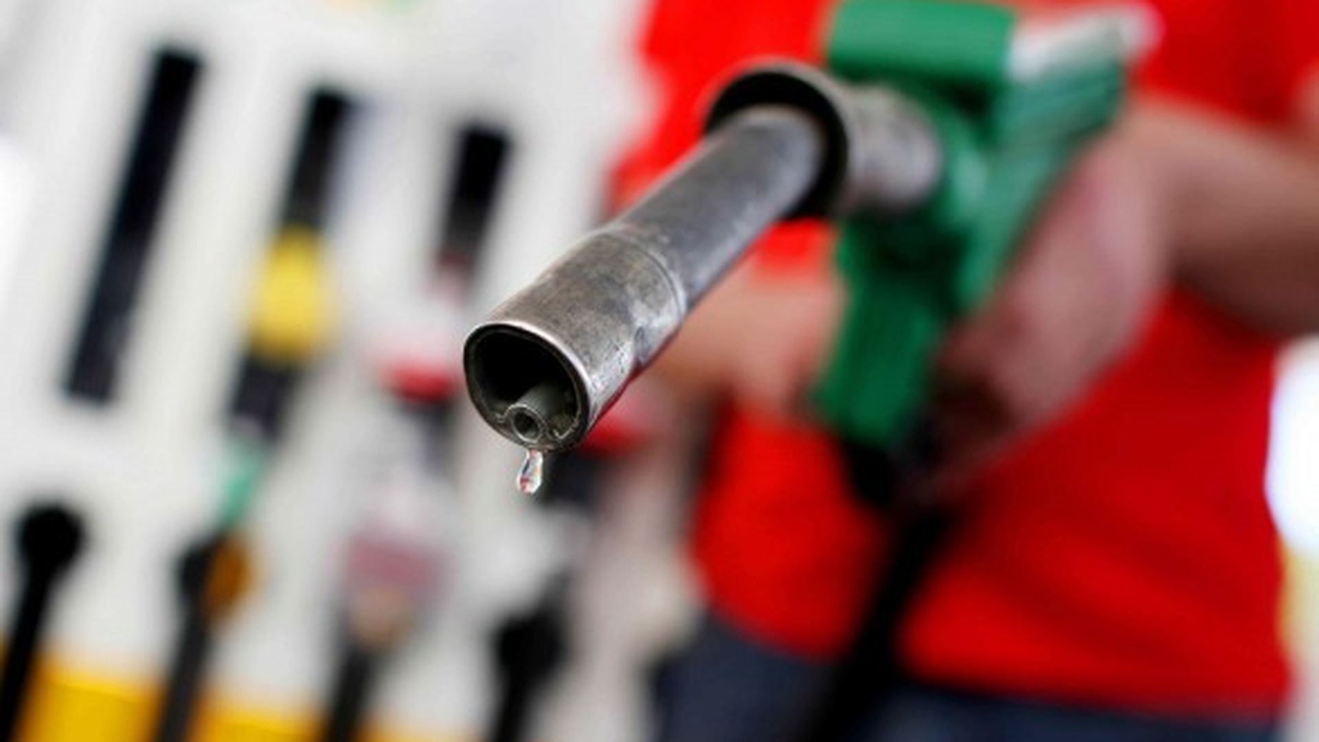 Veste bună pentru şoferi! Iată la ce preţ vor fi benzina şi motorina începând cu 1 ianuarie