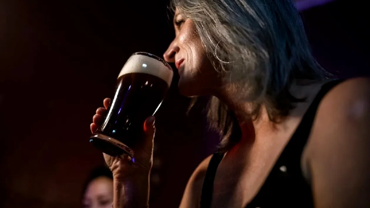 Câtă bere ar trebui să bea, de fapt, o femeie. Cercetătorii explică beneficiile consumului acestei băuturi