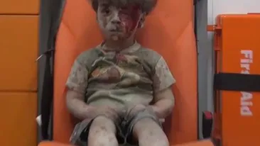 VIDEO! Imaginile cu băiatul salvat din dărămături au uimit o lume întreagă! Copilul trece prin momente şocante