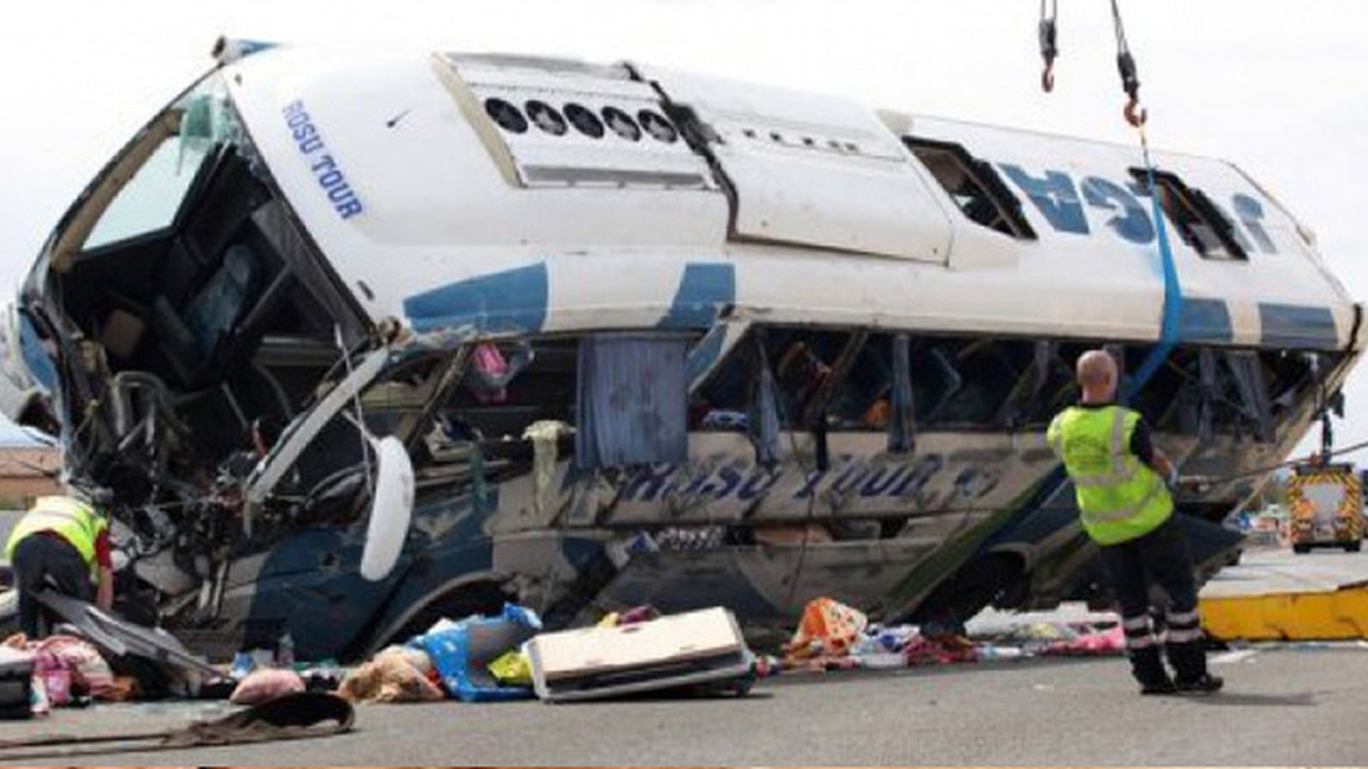 Autocar plin cu romani, implicat intr-un accident in Anglia. Ranitii au fost transportati de urgenta la spital