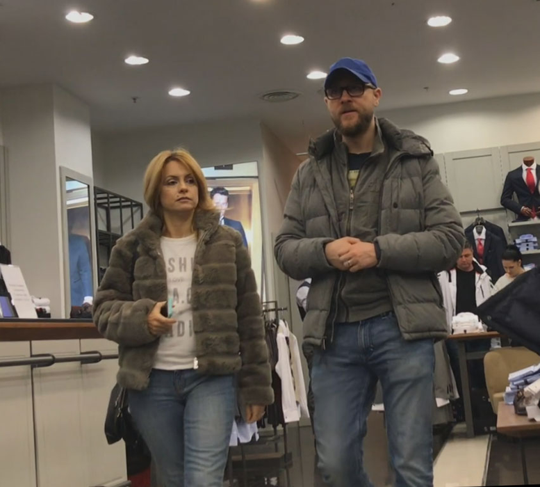 Simona Gherghe, în mall, alături de soțul ei, Răzvan Săndulescu