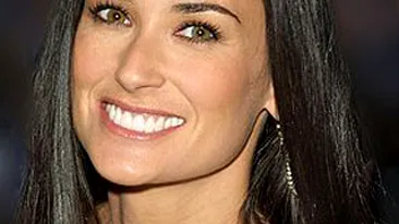 Demi Moore l-a uitat pe Ashton Kutcher! Are un iubit nou de 23 ani si de profesie manechin! Vezi ce corp sculptat are!