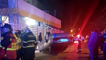 O mașină s-a răsturnat în București, la intersecția Brâncoveanu cu Târnava Mică. Ce au constatat polițiștii